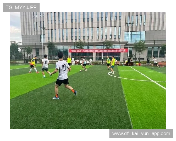 足球运动逐步融入社区生活丰富全民健身内容，社区足球文化